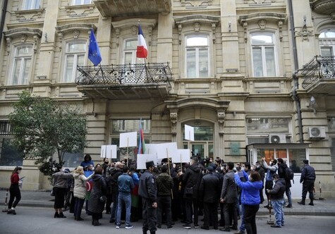 Перед посольством Франции в Баку прошла акция протеста (Фото-Видео)