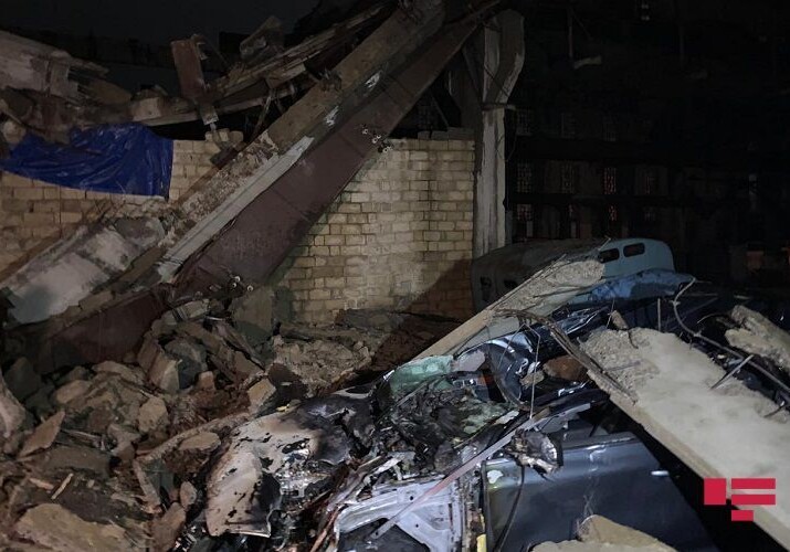 В Хырдалане бетонные плиты с крыши старого завода упали на автомобили (Фото) 