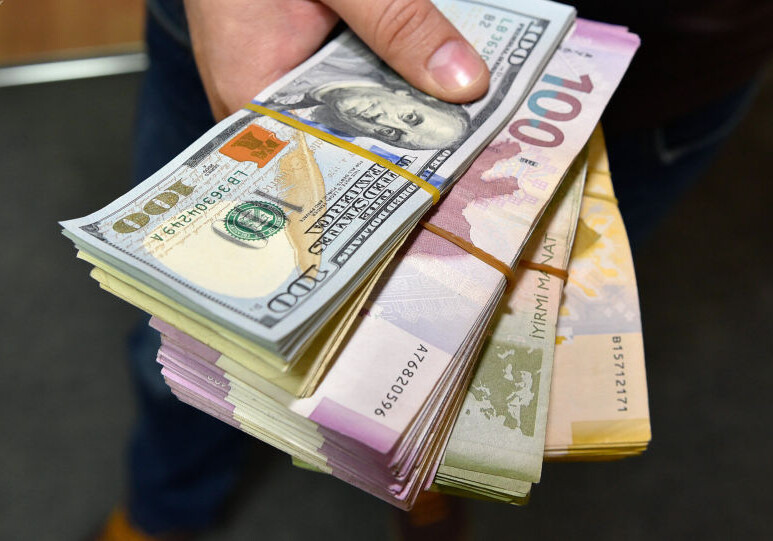 Для удержания курса маната к доллару в Азербайджане валюты хватит - Fitch Ratings
