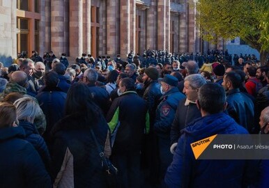 Родные солдат вновь протестуют перед зданием правительства Армении