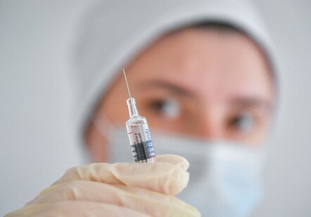 Путин поручил начать в России масштабную вакцинацию от COVID-19