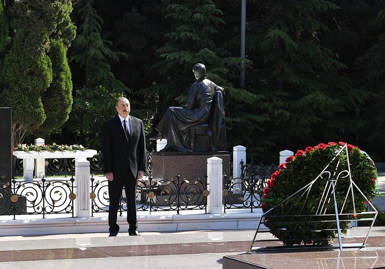 Президент Ильхам Алиев и первая леди Мехрибан Алиева посетили могилу общенационального лидера Гейдара Алиева (Видео) 