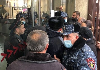 В Ереване родители пропавших без вести солдат проводят акцию у здания Минобороны