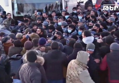 Протестующие в Сюнике попытались блокировать кортеж Пашиняна (Видео)