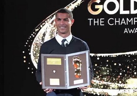 Роналду вручили награду Golden Foot-2020