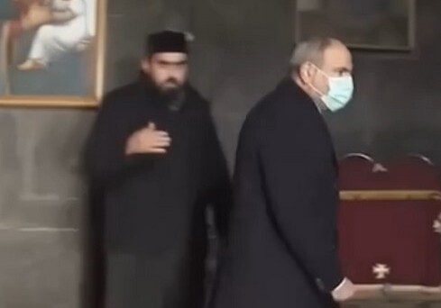 Настоятель церкви демонстративно отказался пожать руку Пашиняну (Видео)