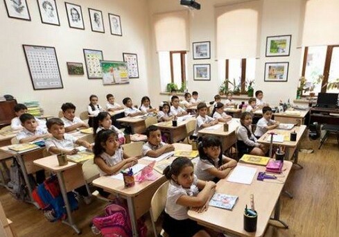 В Азербайджане приостанавливается процесс перевода учеников из школы в школу