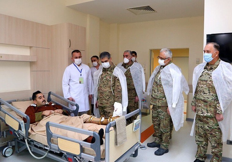 Министр обороны Закир Гасанов посетил военный госпиталь (Видео)