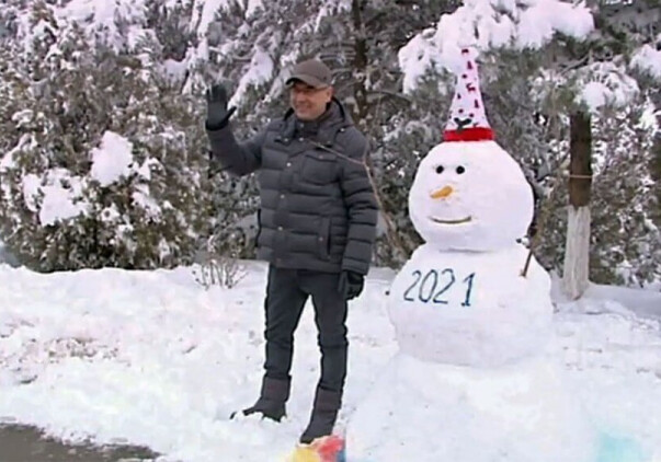 Гурбангулы Бердымухамедов слепил снеговика (Видео)