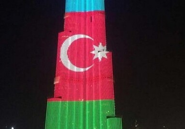 Небоскреб Бурдж Халифа в новогоднюю ночь окрасился в цвета флага Азербайджана (Видео)