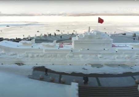 В Китае из снега слепили 50-метровый авианосец (Видео)