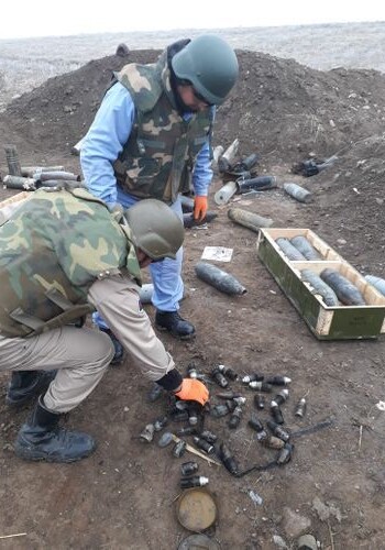 В прифронтовых районах Азербайджана обнаружены неразорвавшиеся боеприпасы (Фото) 