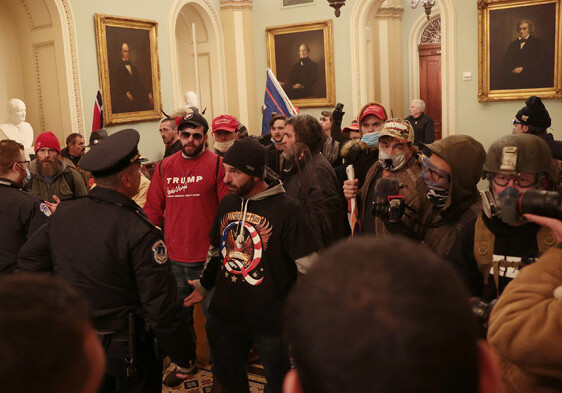 Беспорядки в Вашингтоне: протестующие ворвались в Конгресс (Фото-Видео)