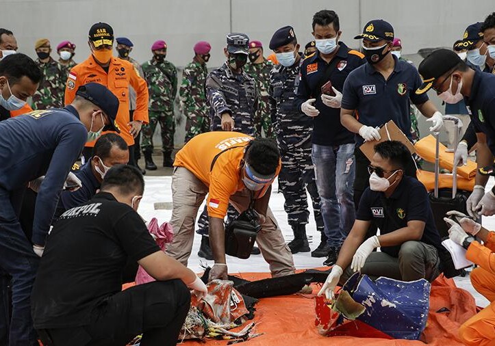 Обнаружены «черные ящики» потерпевшего крушение в Индонезии самолета