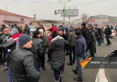 Оппозиция заблокировала дорогу к аэропорту, чтобы помешать Пашиняну отправиться в Москву (Фото-Видео-Обновлено)