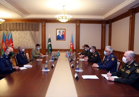 Азербайджан и Пакистан обсудили вопросы расширения военных связей (Фото)