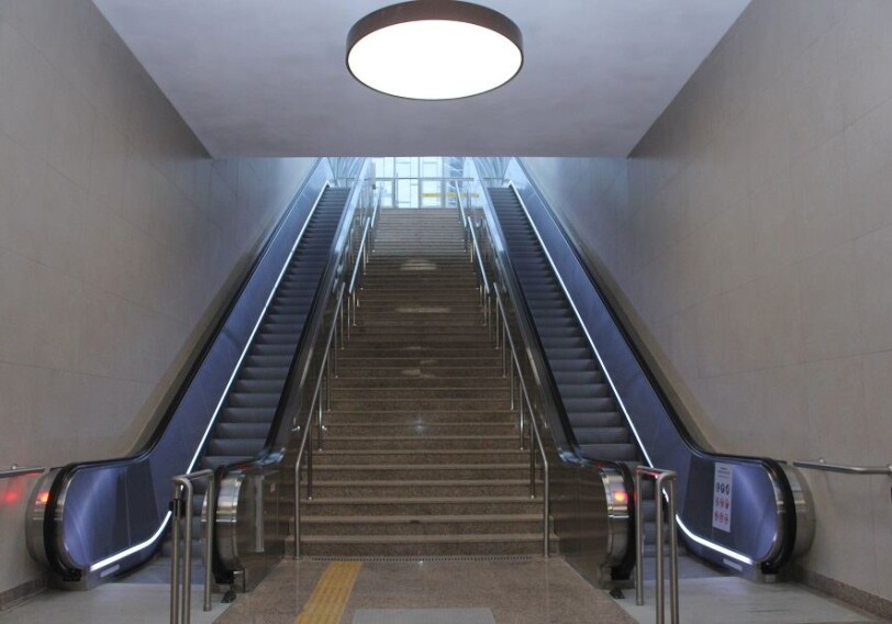 На станции «8 Ноября» установлено 17 эскалаторов и 3 лифта