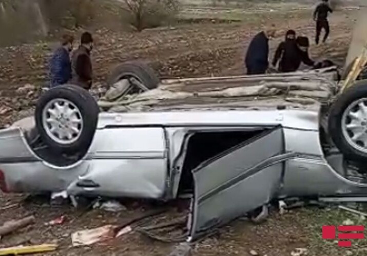 В Шеки легковой автомобиль упал с моста, есть погибший и пострадавшие (Фото)