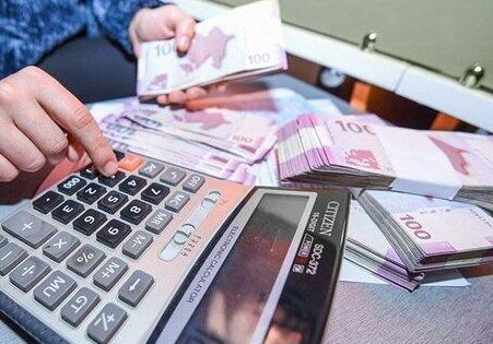В Азербайджане среднемесячная зарплата превысила 703 маната