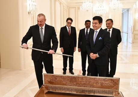 Гендиректор ИСЕСКО подарил президенту Азербайджана саблю (Фото)