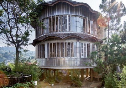 В Индонезии построили 3-этажный дом из переработанного пластика и бамбука