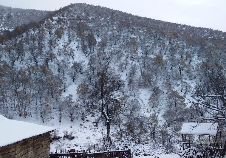 Высота волн на Каспии достигла 2,8 метра, в регионах выпал снег