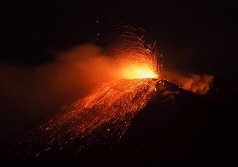 На Сицилии произошло неожиданное извержение вулкана Этна (Фото-Видео)