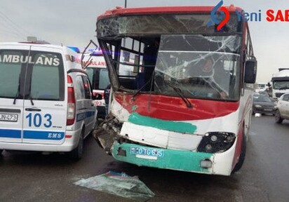 В Баку автобус столкнулся с бетономешалкой, есть пострадавшие (Фото-Видео)