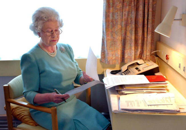 Вакансия мечты: королева Елизавета ищет помощника по ведению соцсетей