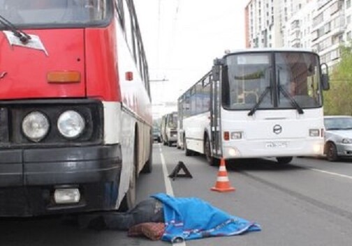 В Баку автобус сбил насмерть пешехода