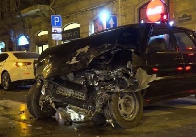 Цепная авария в Баку: ВАЗ столкнулся с Maserati (Видео)