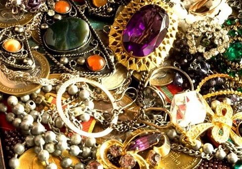 В Баку домработница похитила ювелирные украшения на 14 800 манатов