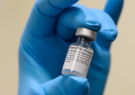 Получивших вакцину от COVID-19 призвали не расслабляться: они могут быть переносчиками инфекции