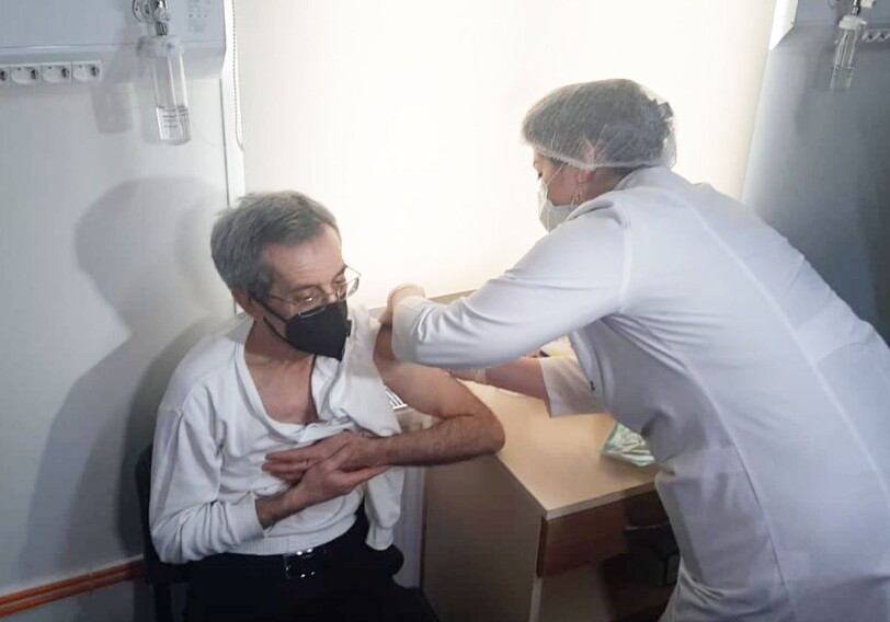 В Азербайджане началась вакцинация от коронавируса сотрудников Кабмина (Фото)