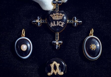 На аукционе Sotheby`s продадут украшения королевы Виктории