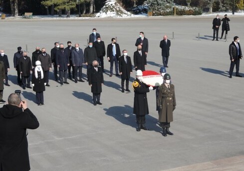 Делегация Азербайджана возложила венок к могиле Ататюрка (Фото)