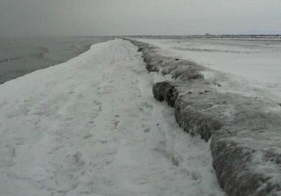 В Азербайджане замерзла прибрежная полоса Каспия (Фото)