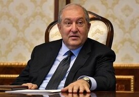 Оппозиция в Армении не смогла провести внеочередное заседание парламента и направилась к президенту 