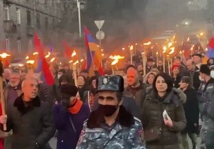 Армянские радикалы устроили факельное шествие в центре Еревана