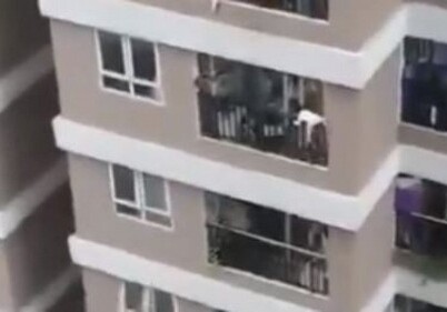 Вьетнамец спас упавшую с 12-го этажа двухлетнюю девочку (Видео)