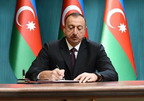 Президент Ильхам Алиев наградил группу азербайджанских женщин