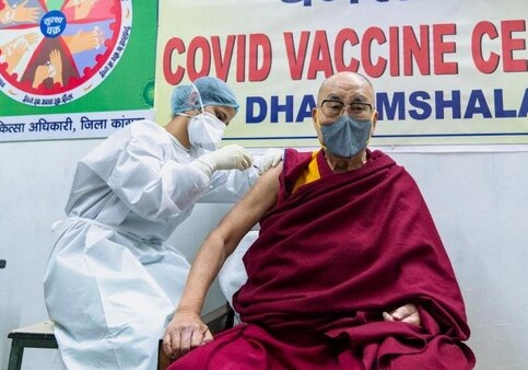 Далай-лама привился от коронавируса