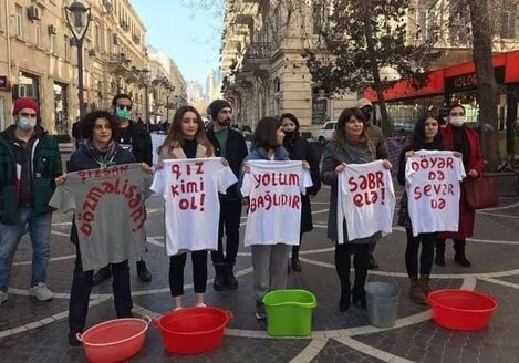 Группа феминисток пыталась провести акцию в центре Баку (Фото)