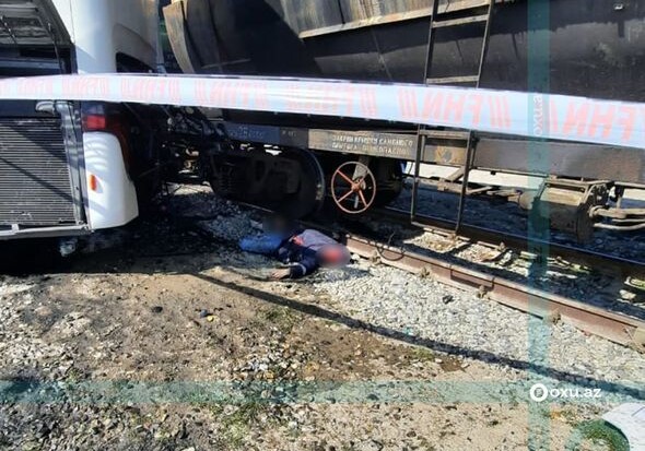 В Сумгайыте поезд столкнулся с автобусом, есть погибший (Видео)