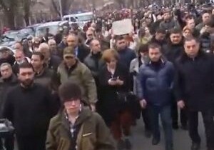 В Ереване оппозиция проводит шествие с требованием отставки Пашиняна (Видео)