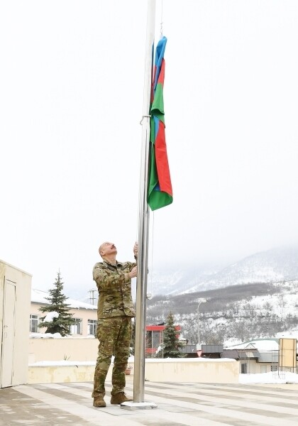 Президент Азербайджана поднял государственный флаг в Гадруте