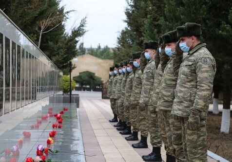 Военнослужащие Азербайджанской армии посетили могилы шехидов (Фото)