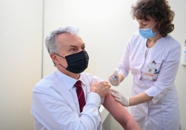 Президент Литвы привился вакциной от коронавируса производства AstraZeneca