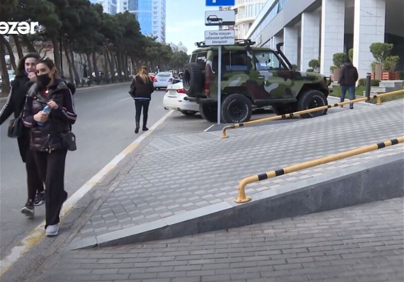 В центре Баку у пешеходов «украли» тротуар (Видео)