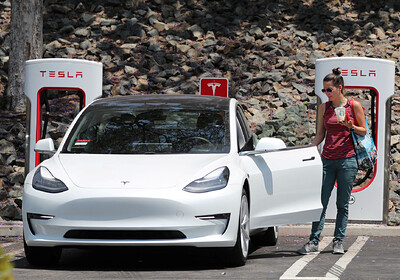 Электромобили Tesla начали продавать за биткоины